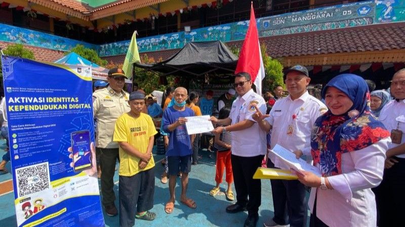 Dinas Kependudukan dan Pencatatan Sipil (Dukcapil) DKI Jakarta membuka posko pelayanan dokumen rusak