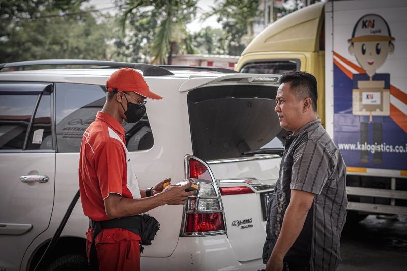 konsumen membeli BBM subsidi Pertalite