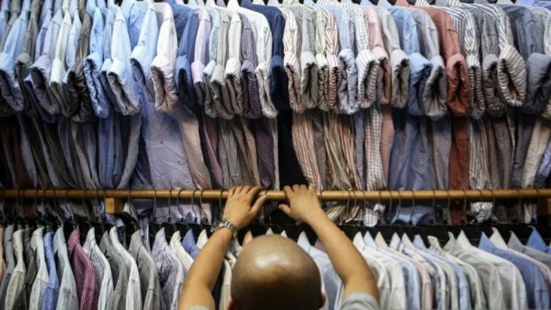 Pedagang menata pakaian impor bekas "thrifting" dagangannya di Pasar Senen