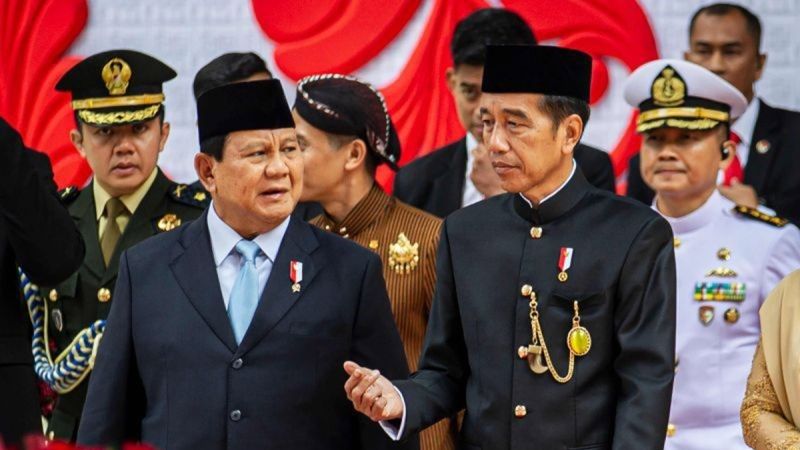 Presiden RI Joko Widodo (kedua kanan) berbincang dengan Menteri Pertahanan Prabowo Subianto