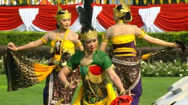 penampilan Tari Langendriyan "Sirnaning Satru Nagri" dalam rangkaian upacara penurunan bendera