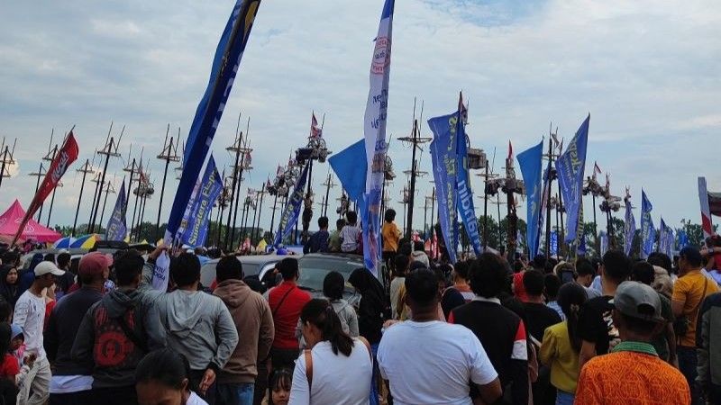 warga Kota Palembang, Sumatera Selatan membludak menyaksikan panjat 79 pohon pinang