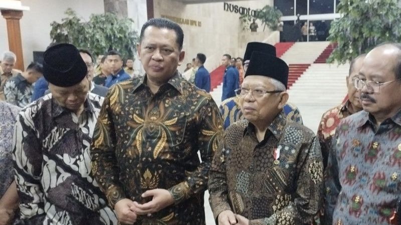 Wakil Presiden Ma'ruf Amin (kanan) bersama Ketua MPR RI Bambang Soesatyo (kiri)