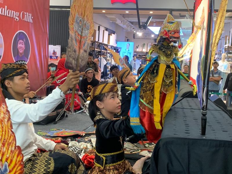 The Park Sawangan menggelar pementasan wayang dengan peserta dalang cilik
