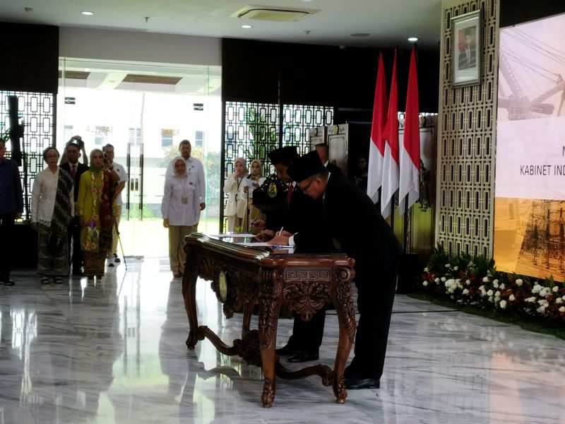 Serah terima jabatan Menteri ESDM oleh Arifin Tasrif kepada Bahlil Lahadalia