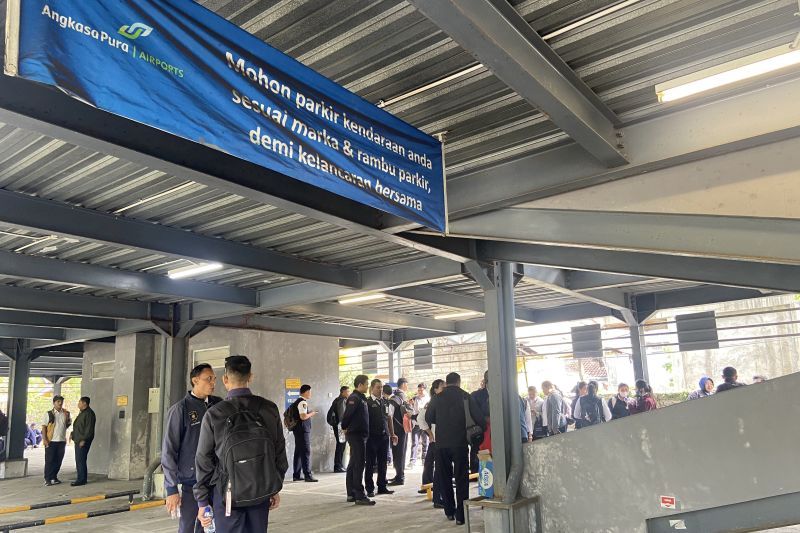 Karyawan di Bandara I Gusti Ngurah Rai di bawah naungan Angkasa Pura Supports saat mogok kerja