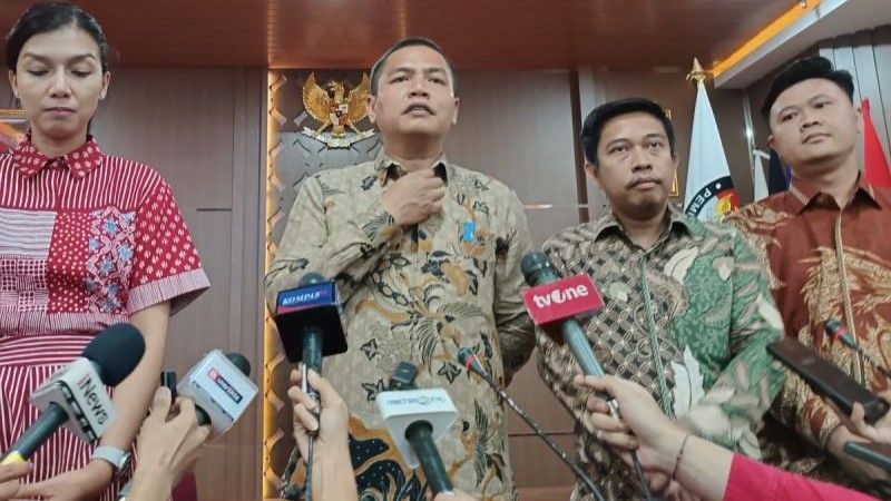 Ketua KPU DKI Jakarta Wahyu Dinata (kedua kiri) memberi keterangan kepada media di Jakarta