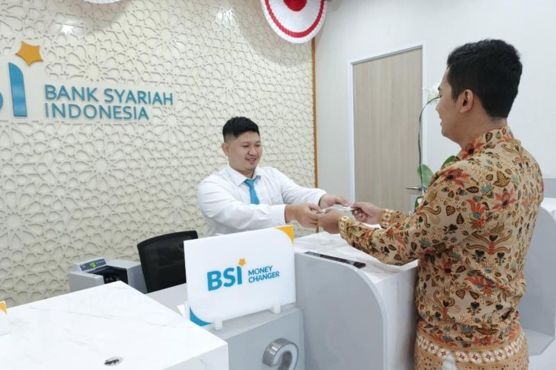 Petugas melayani transaksi nasabah di layanan BSI Money Changer