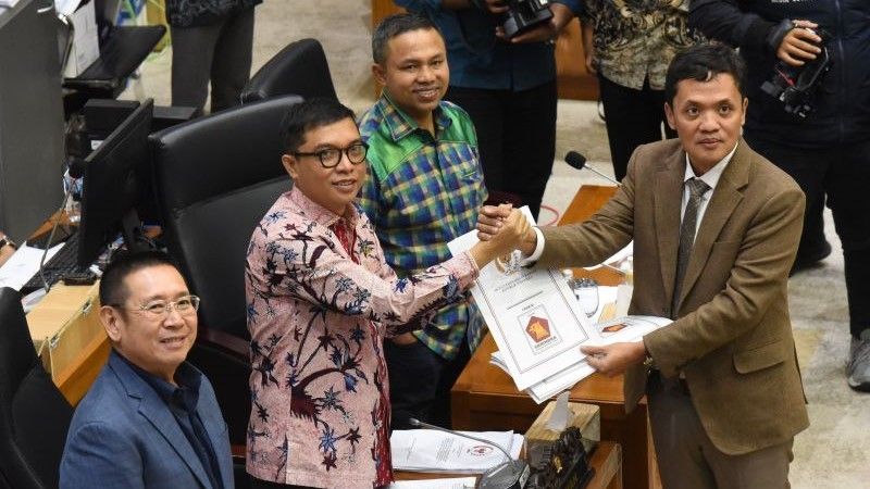 Wakil Ketua Badan Legislasi DPR Achmad Baidowi saat pengesahan RUU Pilkada