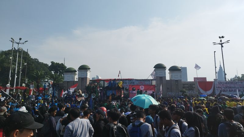 Demonstran yang tergabung dalam aliansi Mahasiswa BEM SI kawal putusan mk