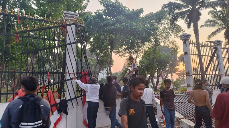 Demonstran yang tergabung dalam aliansi Mahasiswa BEM SI