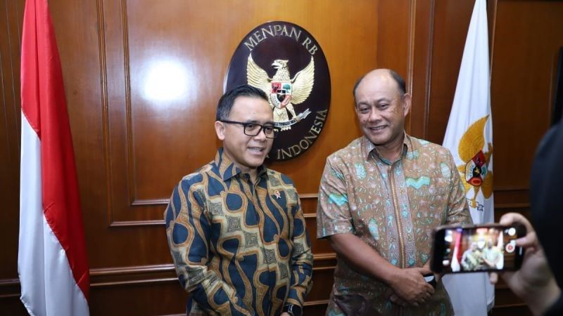Menteri PANRB Abdullah Azwar Anas (kiri) bersama Kepala Badan Gizi Nasional Dadan Hindayana (kanan)