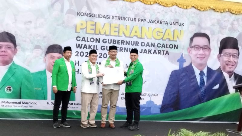 Ketua DPW PPP Jakarta Saiful Rahmat Dasuki saat memberika surat rekomendasi kepada pasangan Rido