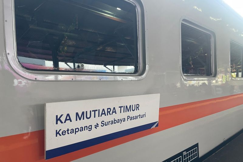 KA Mutiara Timur di Stasiun Surabaya Pasarturi