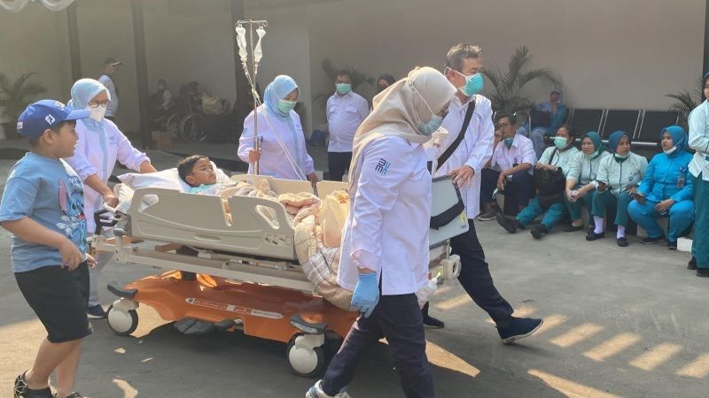 Petugas kesehatan melakukan evakuasi pasien di Rumah Sakit Pusat Pertamina (RSPP)
