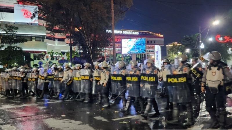 Personel Polrestabes Semarang berjaga di Jalan Pemuda, Kota