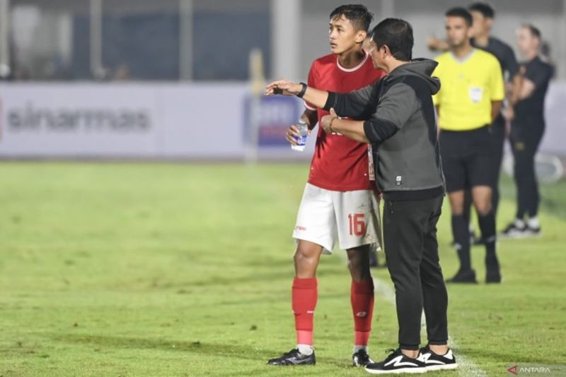 Pelatih Timnas U-20 Indonesia Indra Sjafri (kanan)