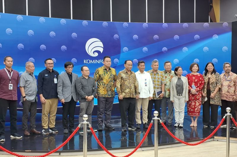 Menteri Komunikasi dan Informatika Budi Arie bersama pimpinan OJK, pimpinan BI dan 11 Asosiasi