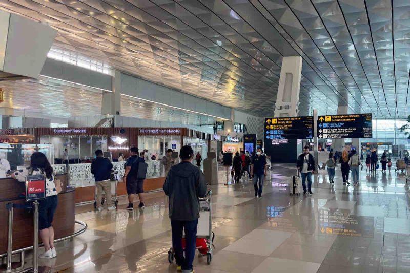Sejumlah calon penumpang pesawat di bandara