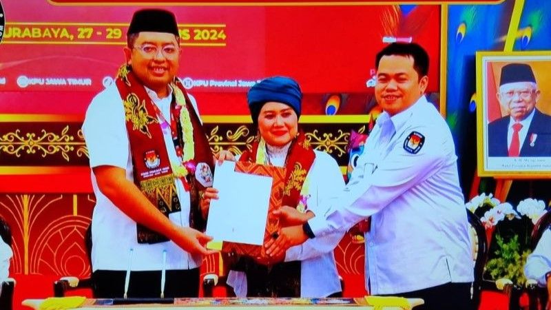 Luluk Nur Hamidah dan Lukmanul Khakim, di kantor KPU Jatim