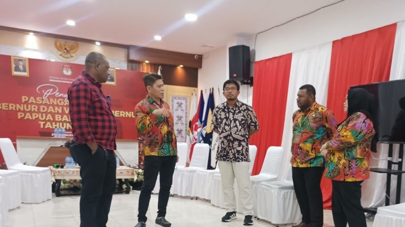 Ketua Divisi Teknis KPU RI Idham Holik (ketiga kanan)