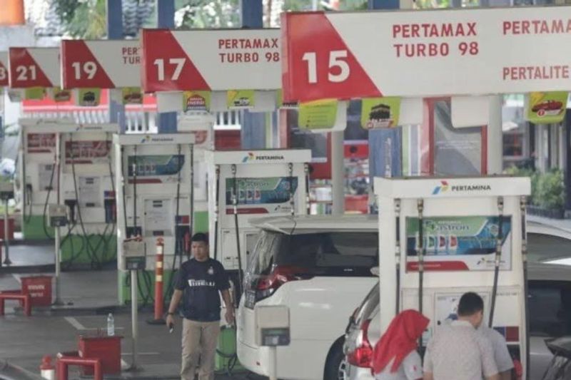 Suasana pengisian bahan bakar minyak (BBM) di salah satu SPBU