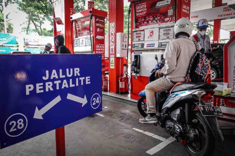 Seorang pengendara mengatre BBM Pertalite di SPBU