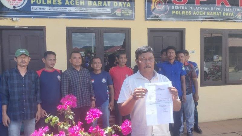 Petugas kebakaran memperlihatkan surat laporan polisi terhadap Pj Bupati Abdya Sunawardi