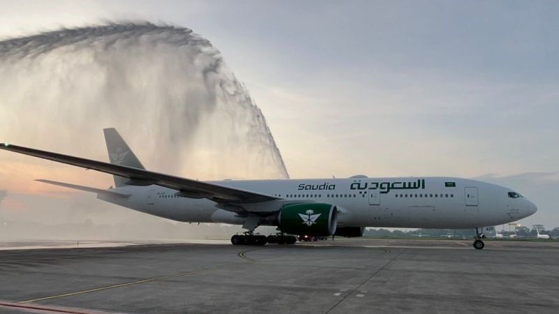 Tradisi water salute menyambut kedatangan pesawat Saudia Airlines di Bandara Kualanamu
