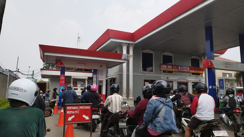 Ilustrasi pengendara saat membeli bahan bakar di SPBU Pertamina