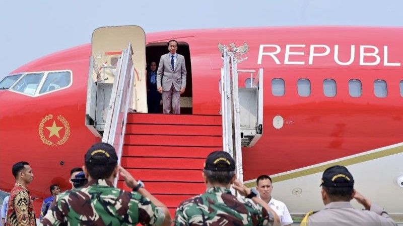 Presiden Jokowi Widodo (Jokowi) saat berada di Pesawat Kepresidenan Indonesia-1