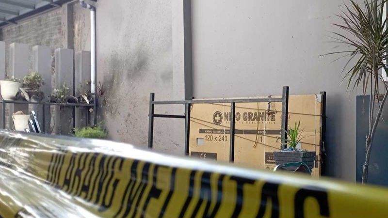 Polisi memasang pita garis polisi di rumah Bacagub Aceh di Banda Aceh