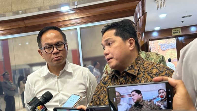 Menteri BUMN Erick Thohir (kanan) dan Wakil Menteri BUMN Kartika Wirjoatmodjo