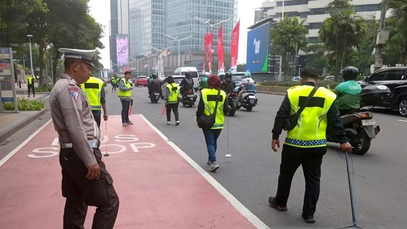 Direktorat Lalu Lintas Polda Metro Jaya beserta komunitas ranjau paku melakukan penyisiran ranjau