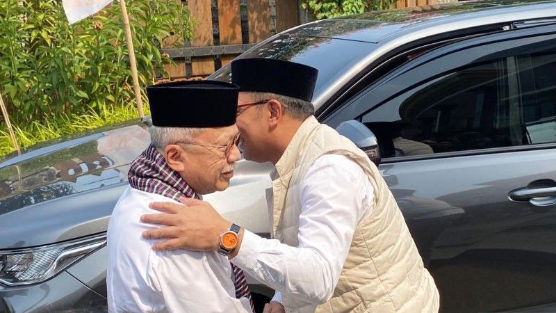 Mantan Gubernur DKI Jakarta Fauzi Bowo (Foke) memeluk salah satu calon gubernur DKI Ridwan Kamil