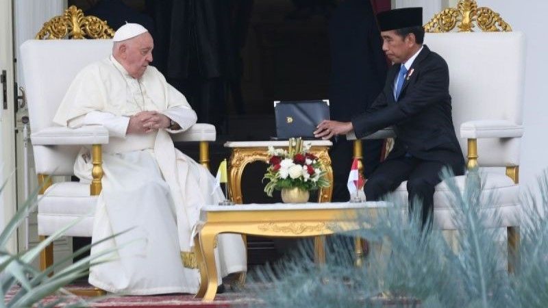 Presiden RI Joko Widodo (kanan) berbincang dengan Pemimpin Gereja Katolik Dunia Paus Fransiskus
