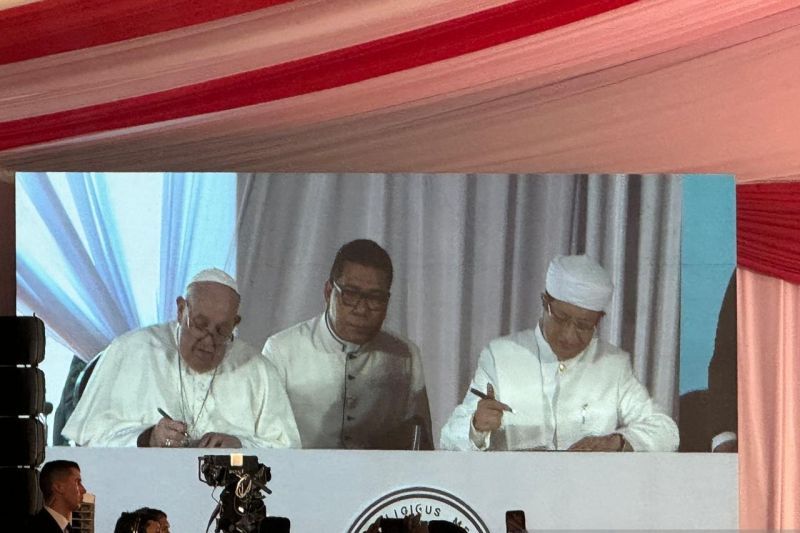 Paus Fransiskus (kiri) dan Imam Besar Masjid Istiqlal Nasaruddin Umar