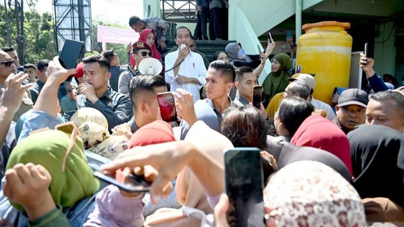 Presiden Joko Widodo berpamitan kepada masyarakat saat meninjau Pasar Soponyono, Surabaya