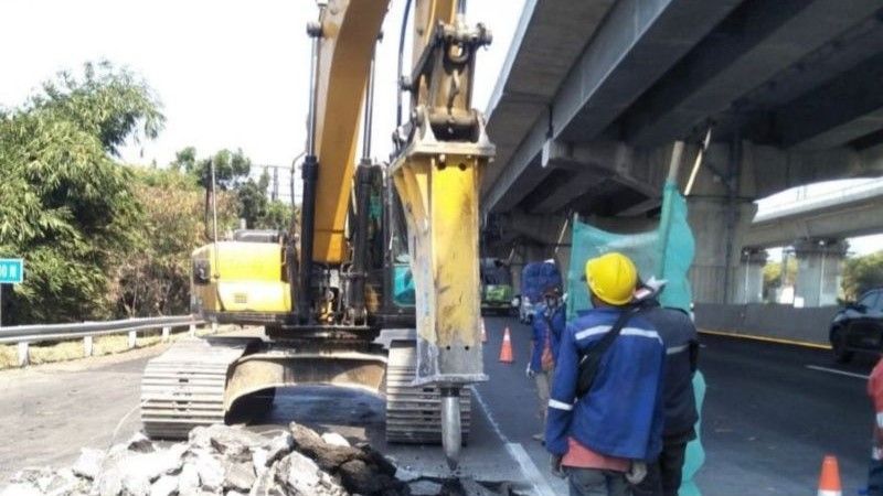 Pekerjaan rekonstruksi jalan di Ruas Tol Jakarta-Cikampek