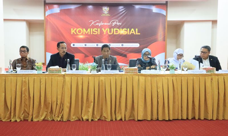 Juru Bicara Komisi Yudisial (KY), Mukti Fajar Nur Dewata 
