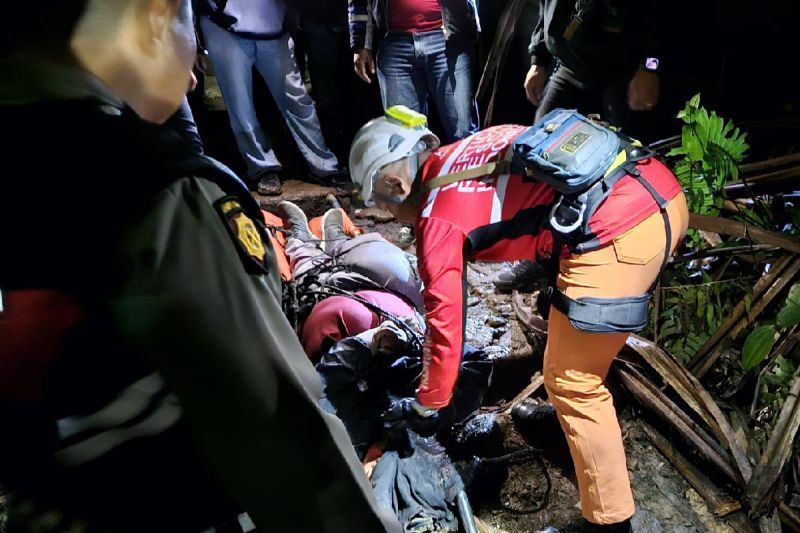 Tim Basarnas dan pemangku kepentingan lainnya melakukan evakuasi di Gunung Sibayak