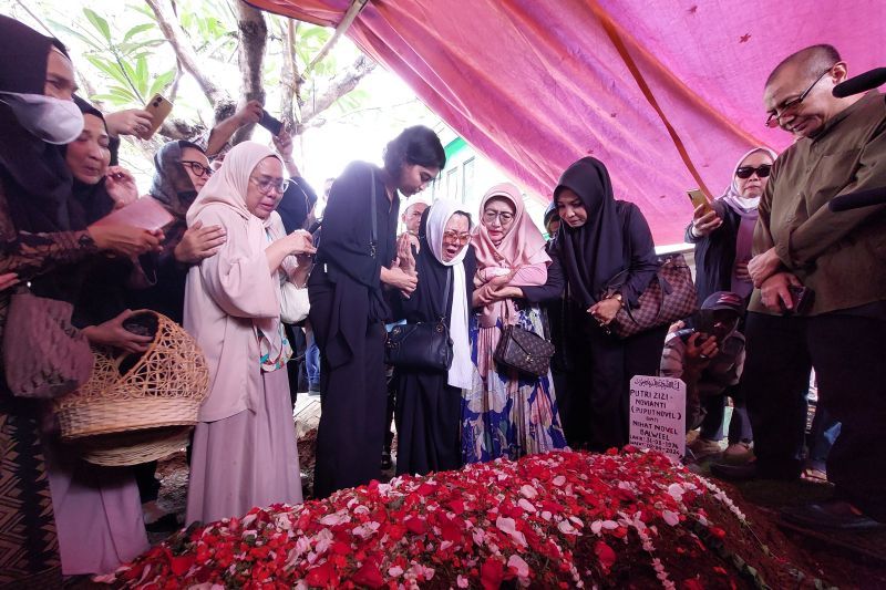 pemakaman aktris dan penyanyi Puput Novel di Tempat Pemakaman Umum Sanjaya