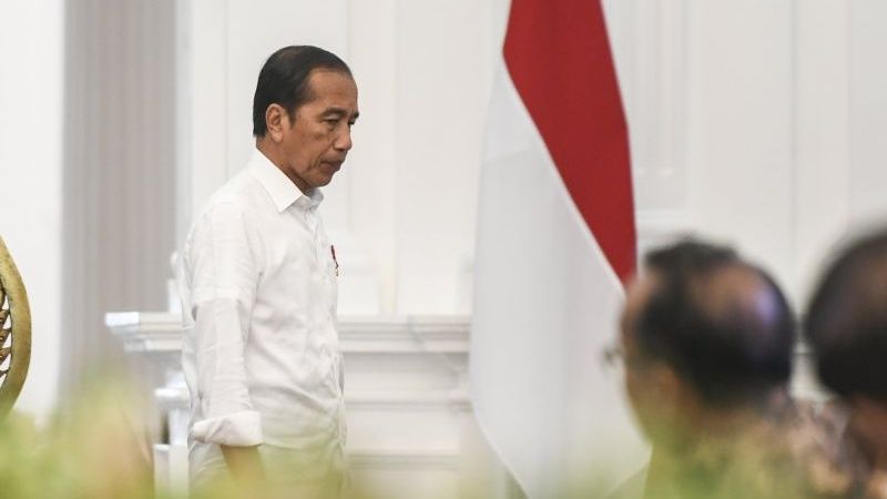Presiden Joko Widodo bersiap memimpin rapat terbatas (Ratas) di Istana Merdeka
