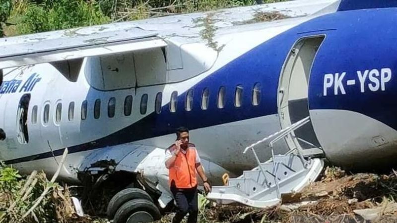 Kondisi pesawat Trigana PK YSP ATR 42-500 yang mengalami kecelakaan di Bandara Kamanap Serui