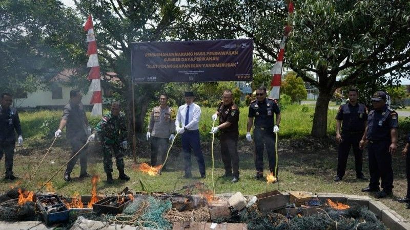 pemusnahan 23 alat tangkap ikan ilegal di Pontianak