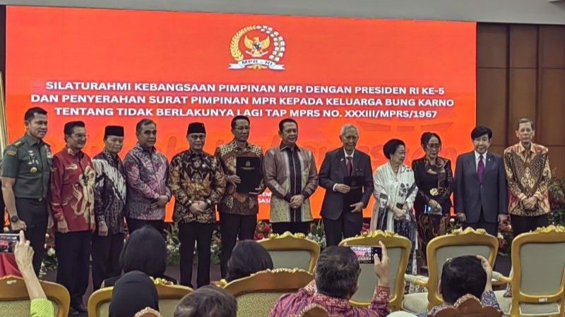 Penyerahan surat pimpinan MPR tentang tidak berlakunya lagi TAP MPRS Nomor XXXIII/MPRS/1967