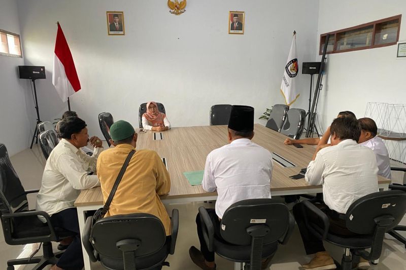 Komisioner KPU Trenggalek Istatiin Nafiah saat relawan gerakan bumbung kosong