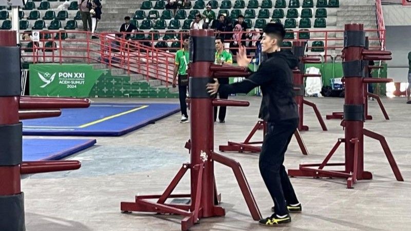 Seorang atlet berlatih wing chun wooden dummy untuk persiapan pertandingan cabang olahraga wushu PON