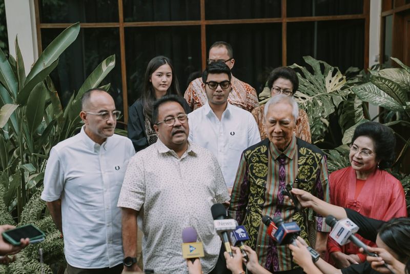 Bakal calon wakil gubernur DKI Jakarta, Rano Karno (Bang Doel), bertemu dengan Guntur Soekarnoputra