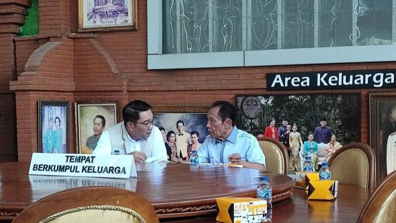 Mantan Gubernur DKI Jakarta Sutiyoso (kanan) berbincang dengan calon gubernur Jakarta Ridwan Kamil 